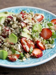 Teller mit Quinoa-Erdbeer-Salat mit Spinat und Avocado - HAWF000378