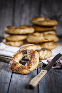 Selbstgebackene Bagels und Messer auf Holz - SBDF000967