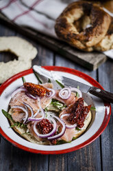 Teller mit garniertem, selbstgebackenem Bagel und Messer - SBDF000970