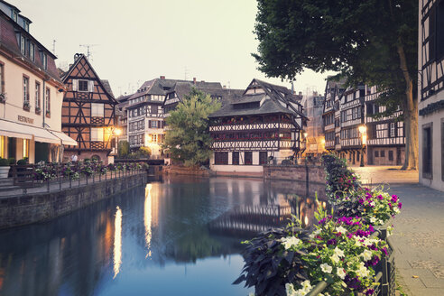 Frankreich, Straßburg, Fluss Ill im Stadtteil Petite France am Place Benjamin Zix - MEMF000264