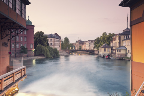 Frankreich, Straßburg, Staustufe der Ill am Place des Moulins, lizenzfreies Stockfoto