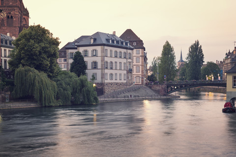 Frankreich, Straßburg, Blick über den Fluss Ill mit Brücke, lizenzfreies Stockfoto