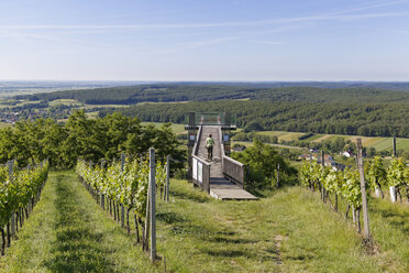 Österreich, Burgenland, Bezirk Oberwart, Eisenberg an der Pinka, Frau auf dem Weg zur Aussichtsplattform - SIEF005589