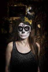 Porträt einer Frau mit Totenkopf-Make-up, Studio-Aufnahme - STB000188