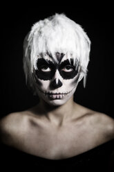 Porträt einer Frau mit Totenkopf-Make-up und Kopfbedeckung aus weißen Federn, Studioaufnahme - STB000190