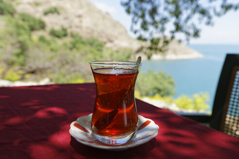 Türkei, Anatolien, Insel Akdamar, Cay, Glas türkischer Tee - SIEF005609