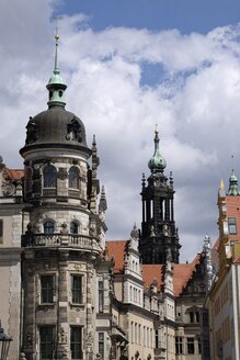 Deutschland, Sachsen, Dresden, Blick auf die Hofkirche und alte Häuser im Zentrum der Stadt - ELF001134