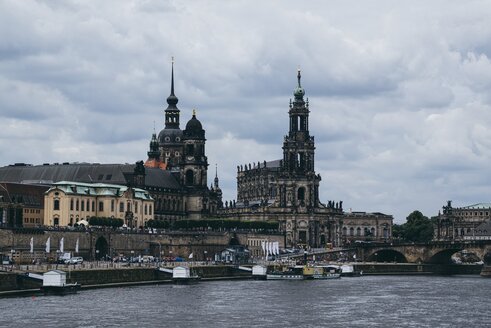Deutschland, Sachsen, Dresden, Blick auf die Altstadt mit der Elbe im Vordergund - ELF001136