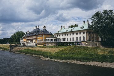 Deutschland, Sachsen, Dresden, Blick auf Schloss Pillnitz mit der Elbe im Vordergrund - ELF001137