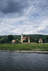 Deutschland, Sachsen, Dresden, Blick auf Schloss Pillnitz mit der Elbe im Vordergrund - EL001138