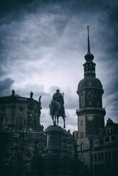 Deutschland, Sachsen, Dresden, Blick auf Hofkirche und Reiterstandbild von König Johann - EL001152