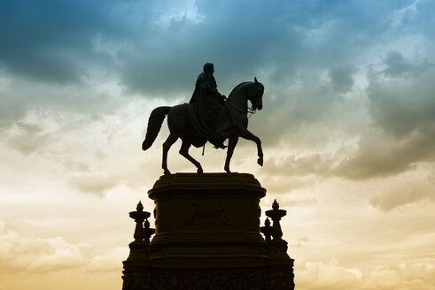 Deutschland, Sachsen, Dresden, Blick auf Reiterstandbild von König Johann vor bewölktem Himmel - EL001146