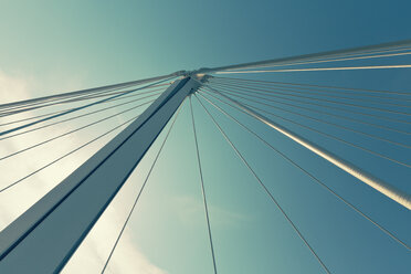 Brücke Passerelle des Deux Rives, die die Städte Kehl, Deutschland, und Straßburg, Frankreich, verbindet, Blick von unten - MEMF000276