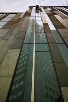 Deutschland, Sachsen, Leipzig, Spiegelung des City-Hochhauses, Fassade des Universitätsgebäudes - ELF001150