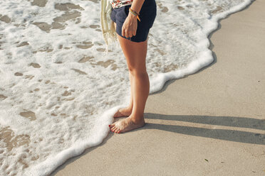 Indonesien, Gili-Inseln, Frau steht am Strand, Teilansicht - EBSF000255