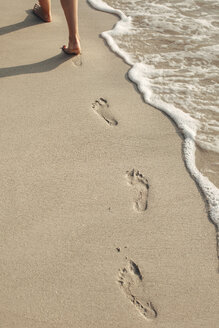 Indonesien, Gili-Inseln, Frau geht am Strand und hinterlässt Fußspuren, Teilansicht - EBSF000243