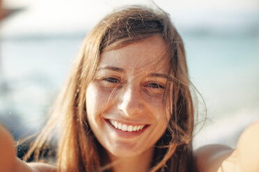 Indonesien, Gili-Inseln, Porträt einer glücklichen Frau am Strand - EBSF000246