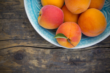 Bowl of apricots on wood, partial view - LVF001539