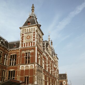 Niederlande, Nord-Holland, Amsterdam, Uhrenturm des Bahnhofs Amsterdam Centraal - HAWF000380