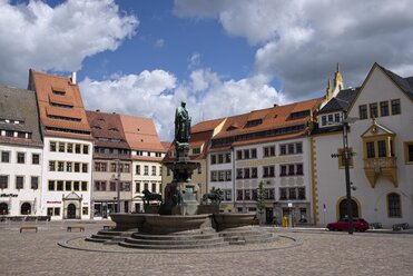 Deutschland, Sachsen, Freiberg, Oberer Markt mit Brunnen und Statue des Stadtgründers Otto II, Markgraf von Meißen - EL001157
