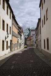 Deutschland, Sachsen, Freiberg, Altstadt, Allee mit Häusern - EL001159