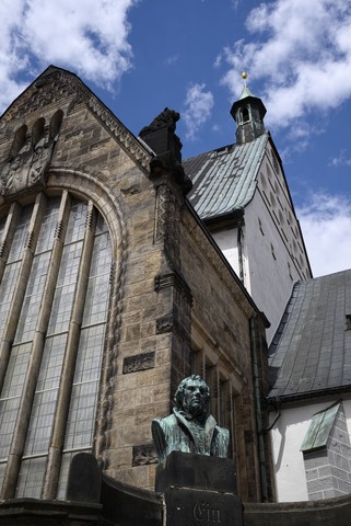 Deutschland, Sachsen, Freiberg, Freiberger Dom mit Büste des Reformators Martin Luther, lizenzfreies Stockfoto