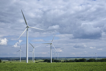 Deutschland, Sachsen, Windkraftanlagen auf dem Feld - ELF001163