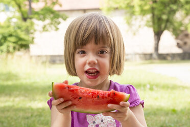 Porträt eines kleinen Mädchens, das eine Wassermelone isst - LVF001569