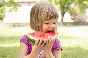 Porträt eines kleinen Mädchens, das eine Wassermelone isst - LVF001570