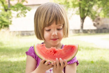 Porträt eines kleinen Mädchens mit einer Scheibe Wassermelone - LVF001571