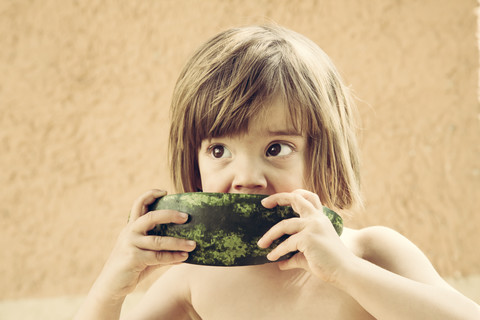 Deutschland, Junges Mädchen mit Wassermelone, lizenzfreies Stockfoto