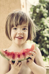 Deutschland, Junges Mädchen mit Wassermelone - LVF001583