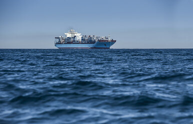 Spanien, Andalusien, Tarifa, Containerschiff in der Meerenge von Gibraltar - KB000074