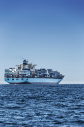 Spanien, Andalusien, Tarifa, Containerschiff in der Meerenge von Gibraltar - KB000076
