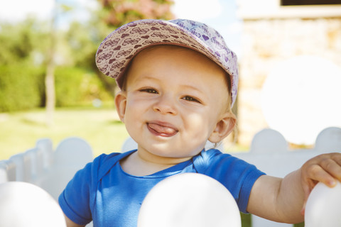 Porträt eines männlichen Babys im Freien, lizenzfreies Stockfoto