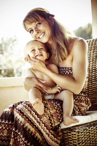 Glückliche Mutter hält ihr Baby, lizenzfreies Stockfoto