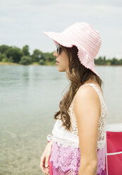 Junge Frau mit Sommerhut am Strand - UUF001208