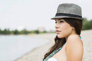 Porträt einer jungen Frau mit Hut am Strand - UUF001217