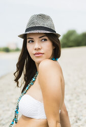Porträt einer jungen Frau mit Hut am Strand - UUF001219