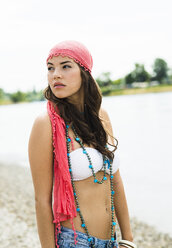 Porträt einer jungen Frau mit Kopftuch am Strand - UUF001277