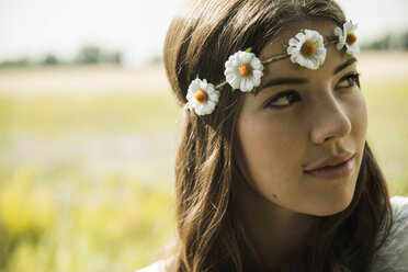 Portrait of young woman wearing floral wreath - UUF001234