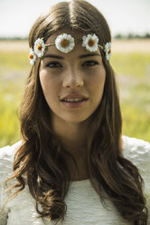 Porträt einer jungen Frau mit Blumenkranz - UUF001236