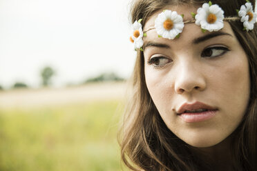 Porträt einer jungen Frau mit Blumenkranz - UUF001249