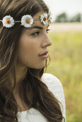 Portrait of young woman wearing floral wreath - UUF001250