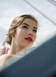Porträt einer jungen Frau mit roten Lippen - UUF001354