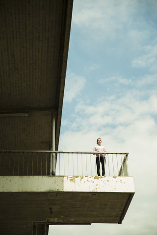 Junge Frau auf Aussichtsplattform stehend, lizenzfreies Stockfoto
