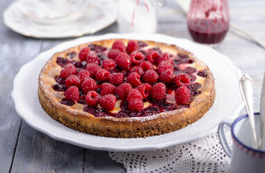 Käsekuchen mit frischen Himbeeren und Himbeersirup - ODF000784