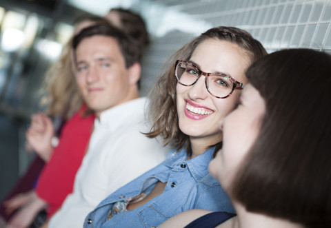 Gruppe von Freunden in einer U-Bahn-Station, lizenzfreies Stockfoto