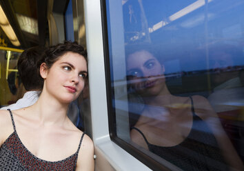 Junge Frau in einer U-Bahn - DISF000881