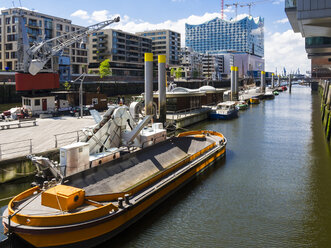 Germany, Hamburg, HafenCity, Magellan-Terrassen, Sandtorkai, Sandtorhafen, Traditional Harbour with modern residential and office buildings, Elbe Philharmonic Hall in the background - AM002479